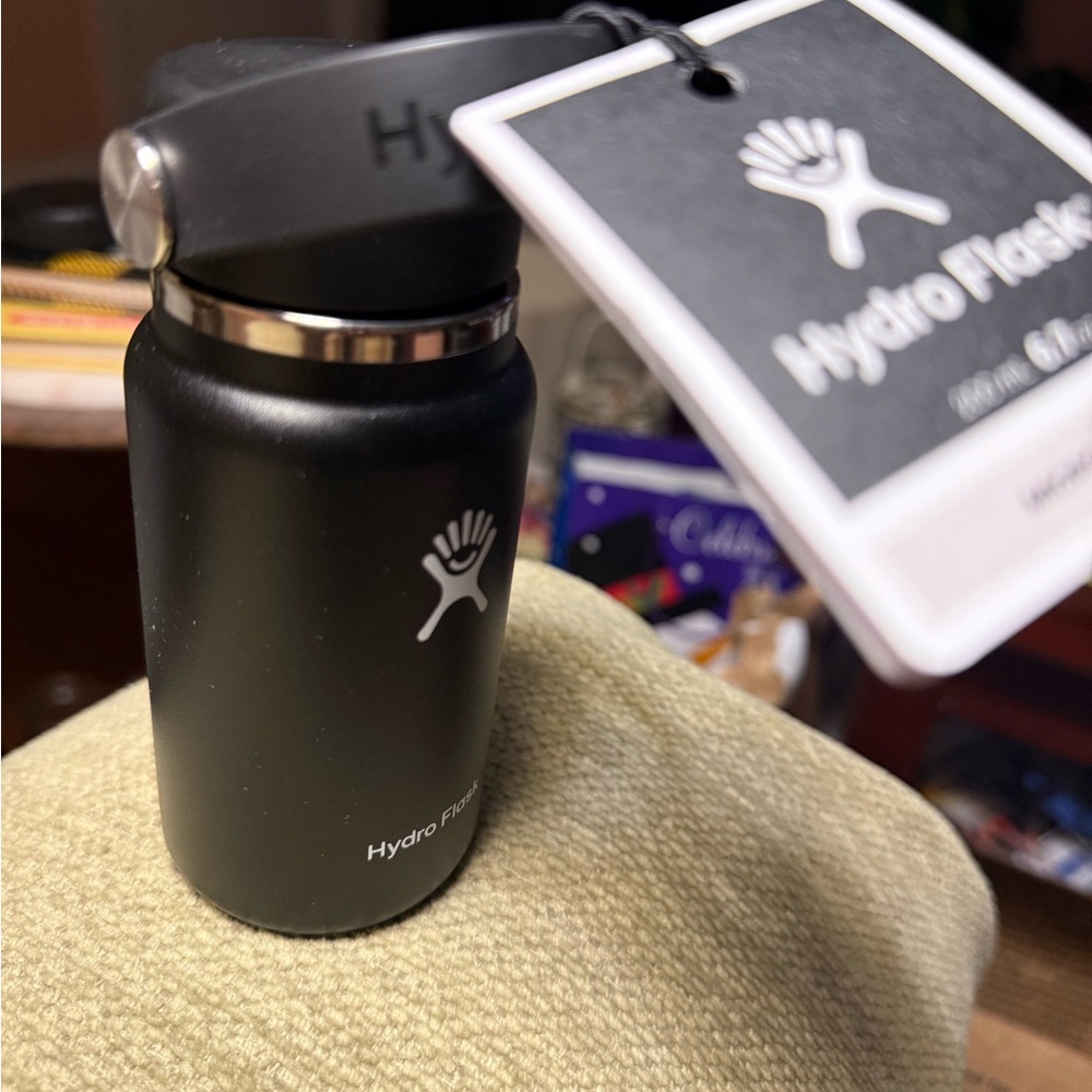 Hydro Flask Matte Black Bottle - Picture 4 of 10
